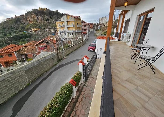 Dani Near Castle And Old Bazar Krujë